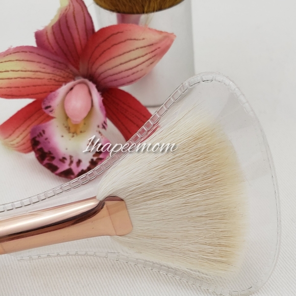 Morphe Brush R12 Delux High Light Fan Makeup Tools - Picture 7 of 9